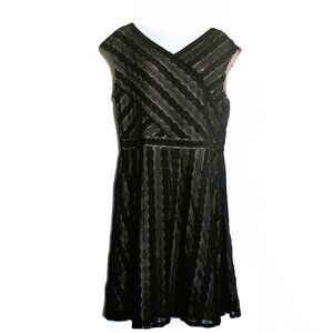 Signature Harper Black Lace Dress V Neck Stretch Nude Lining Knee Length EUC  16